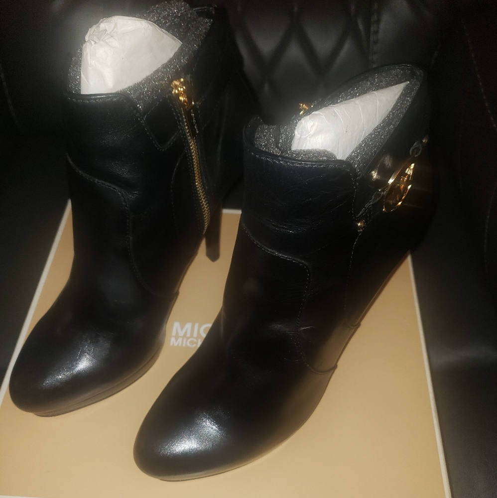 FLASH YARD SALE Micheal Michael Kors Wyatt Bootie Black Leather Size 11 New